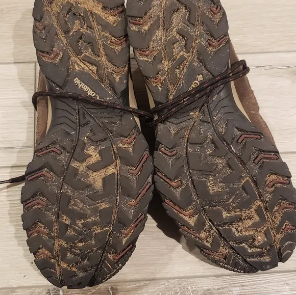 womens size 12 Columbia waterproof hiking shoes bottoms are dirty