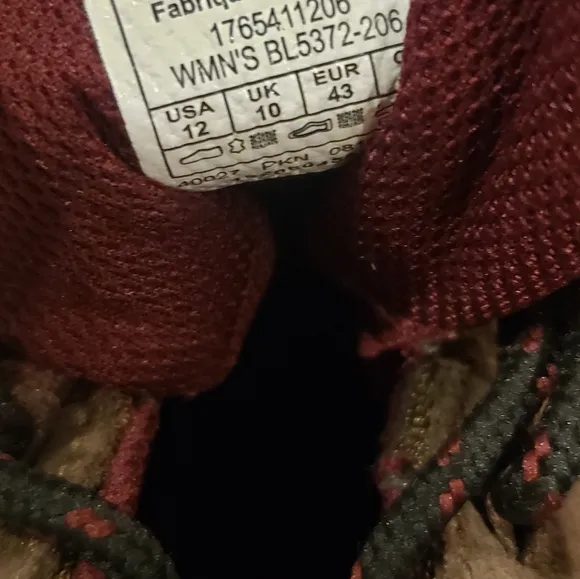 womens size 12 Columbia waterproof hiking shoes bottoms are dirty