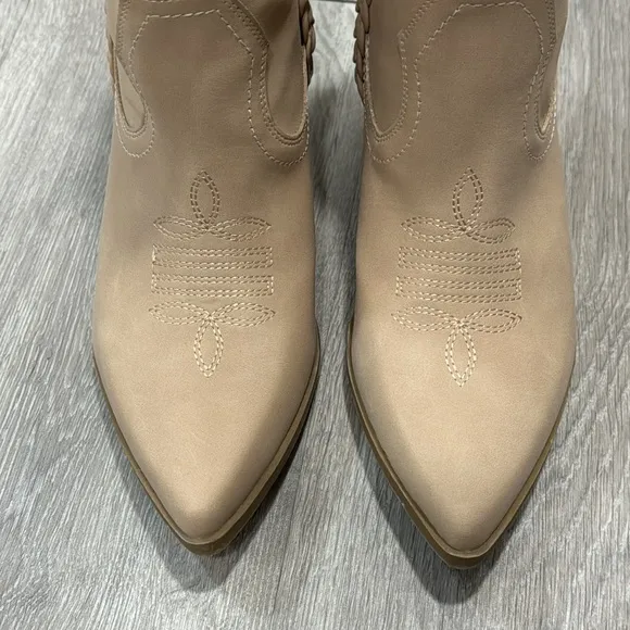 Women’s Western Cowboy Booties Size 8 Tan Ankle Bootie Dolce Vita