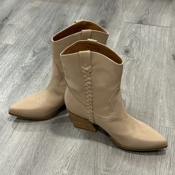 Women’s Western Cowboy Booties Size 8 Tan Ankle Bootie Dolce Vita