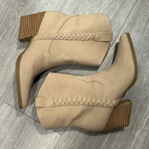 Women’s Western Cowboy Booties Size 8 Tan Ankle Bootie Dolce Vita