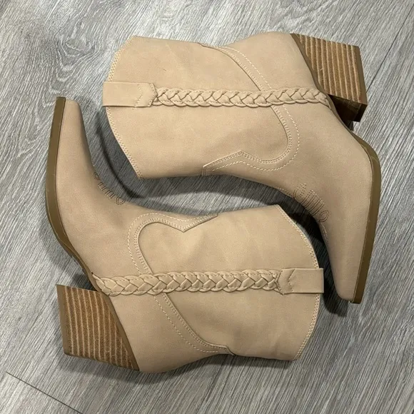 Women’s Western Cowboy Booties Size 8 Tan Ankle Bootie Dolce Vita