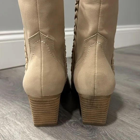 Women’s Western Cowboy Booties Size 8 Tan Ankle Bootie Dolce Vita