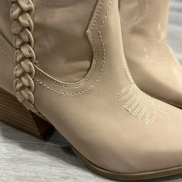 Women’s Western Cowboy Booties Size 8 Tan Ankle Bootie Dolce Vita