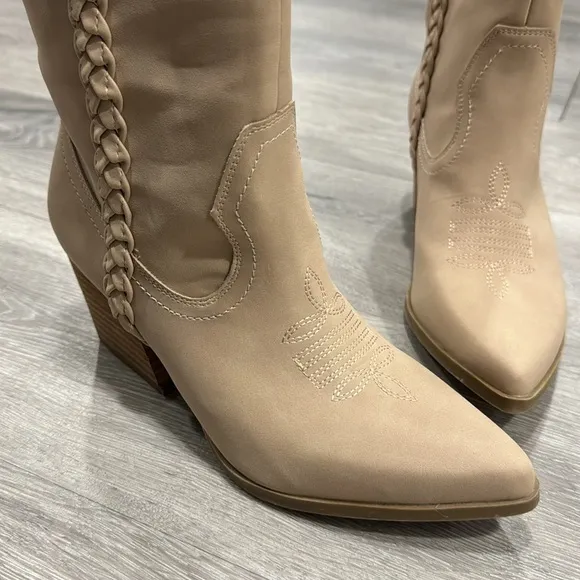 Women’s Western Cowboy Booties Size 8 Tan Ankle Bootie Dolce Vita