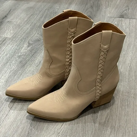 Women’s Western Cowboy Booties Size 8 Tan Ankle Bootie Dolce Vita