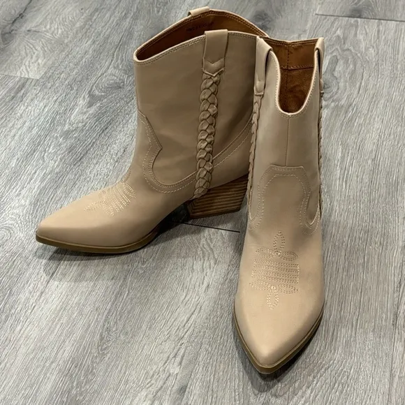 Women’s Western Cowboy Booties Size 8 Tan Ankle Bootie Dolce Vita
