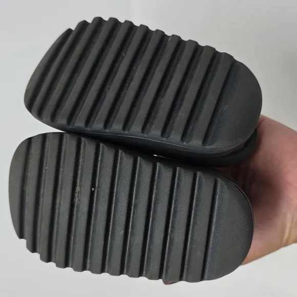 Yeezy Slide Infants Sandals Onyx Size 7K