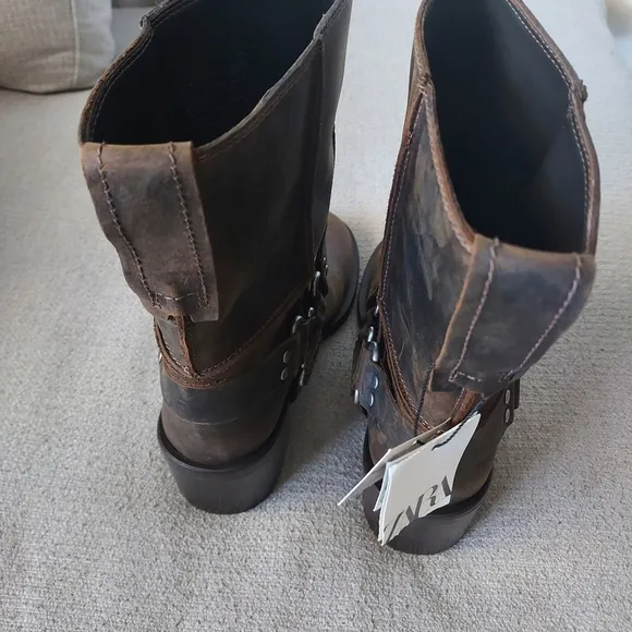 Zara Wide Heeled Leather Ankle boots with Removable Buckle Sz-9